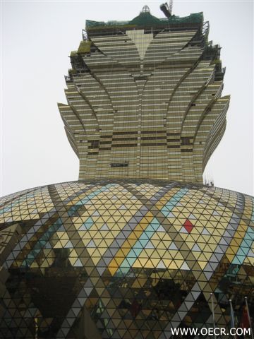 新葡京全景，圆球（赌场）上的酒店还没有完工。