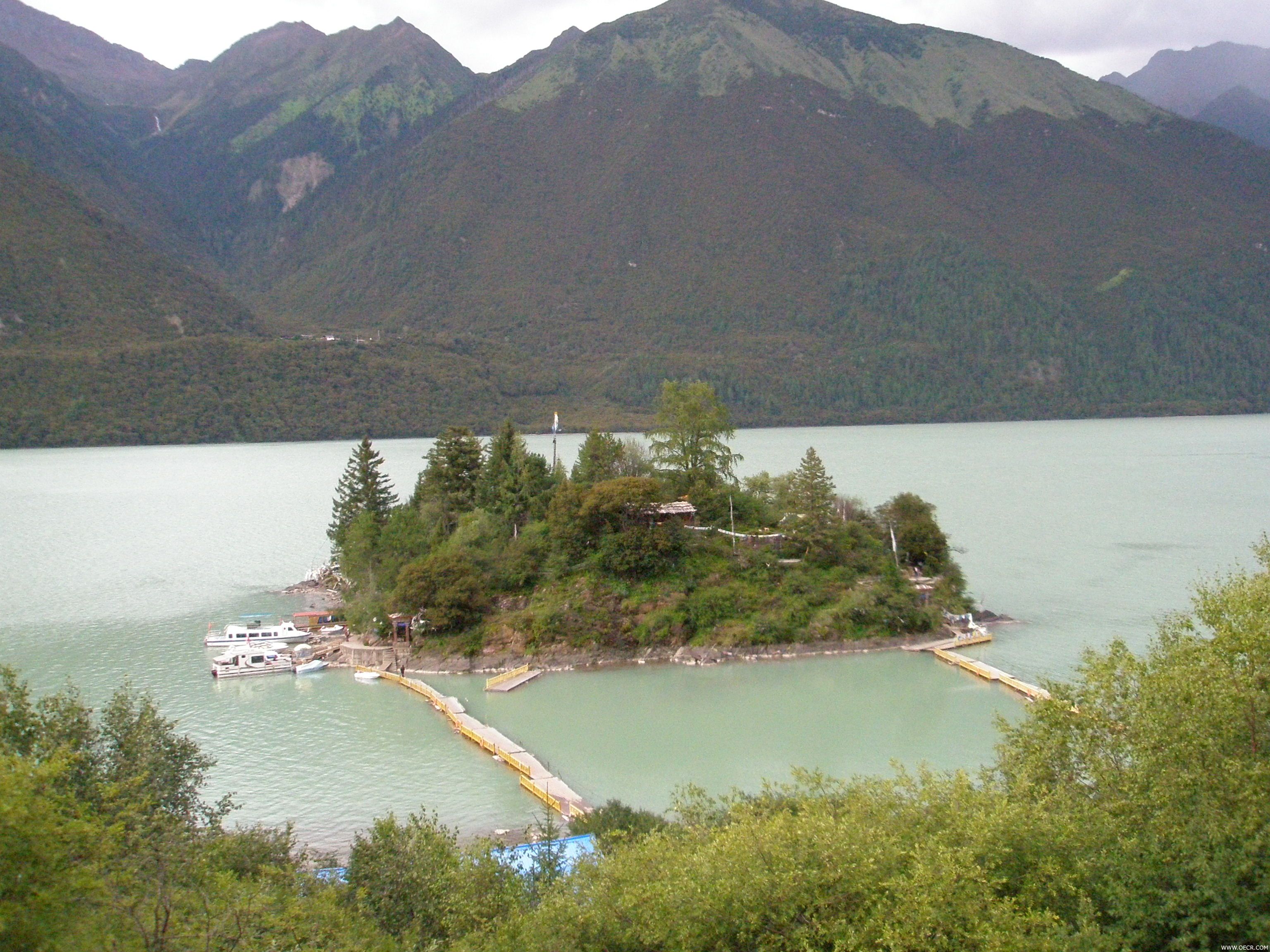 巴松措湖心小岛.JPG