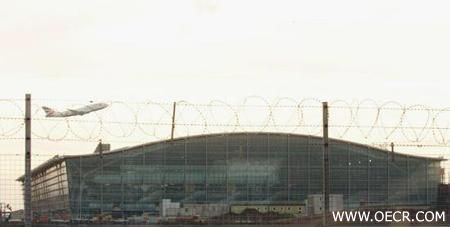 8.  伦敦希思罗机场五号候机厅。设计师：理查德·罗杰斯。这个大厅建在一个无柱巨拱下。